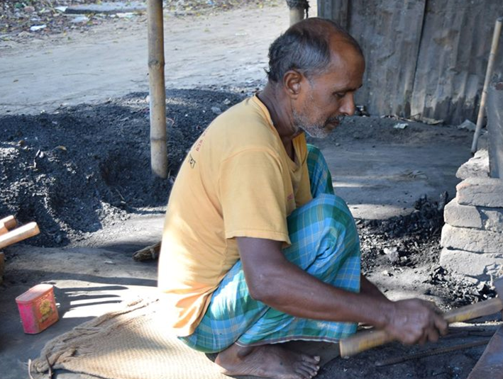 ছবি তুলতে চাইতেই হাসি মুখে বলল – ‘তুলেন অসুবিদা নাই’